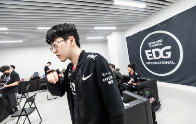 的防守端连 的防守端连